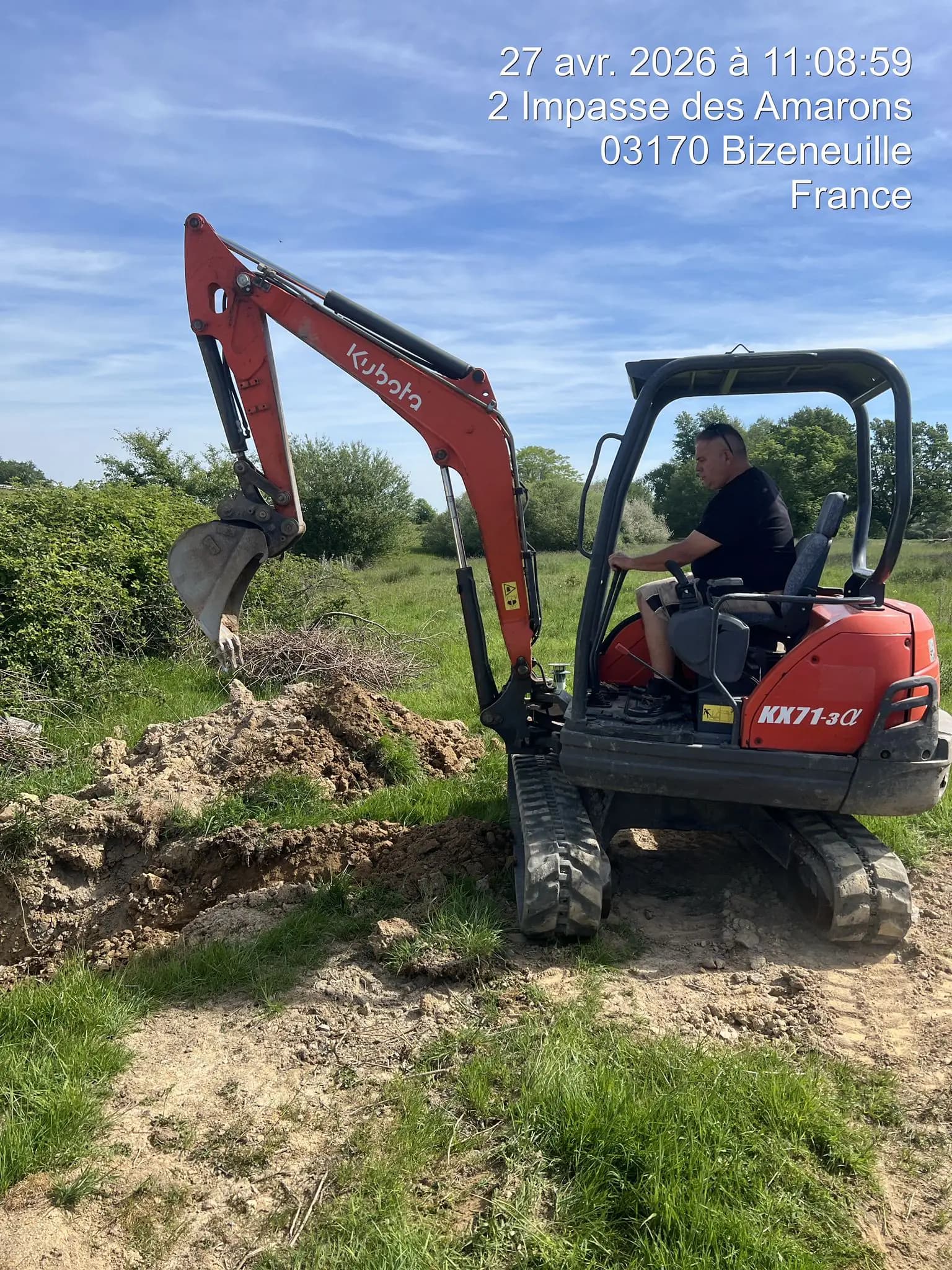 Technicien Fourreau Télécom sur chantier de tranchée fibre en mini-pelle Kubota