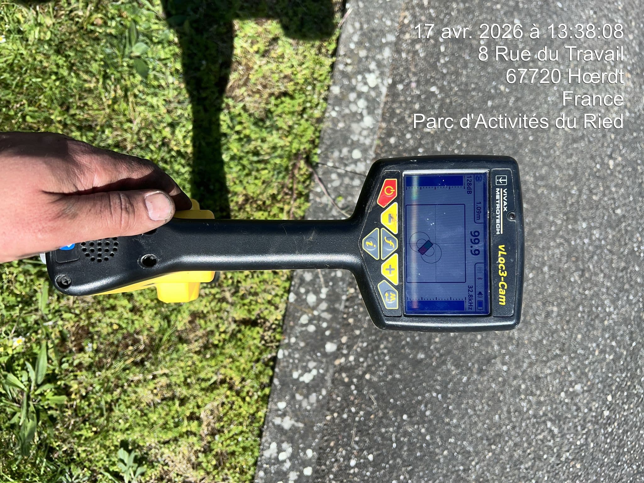 Detecteur electromagnetique multi-frequences utilise par 2DY CONNECT pour localiser un regard telecom enterre