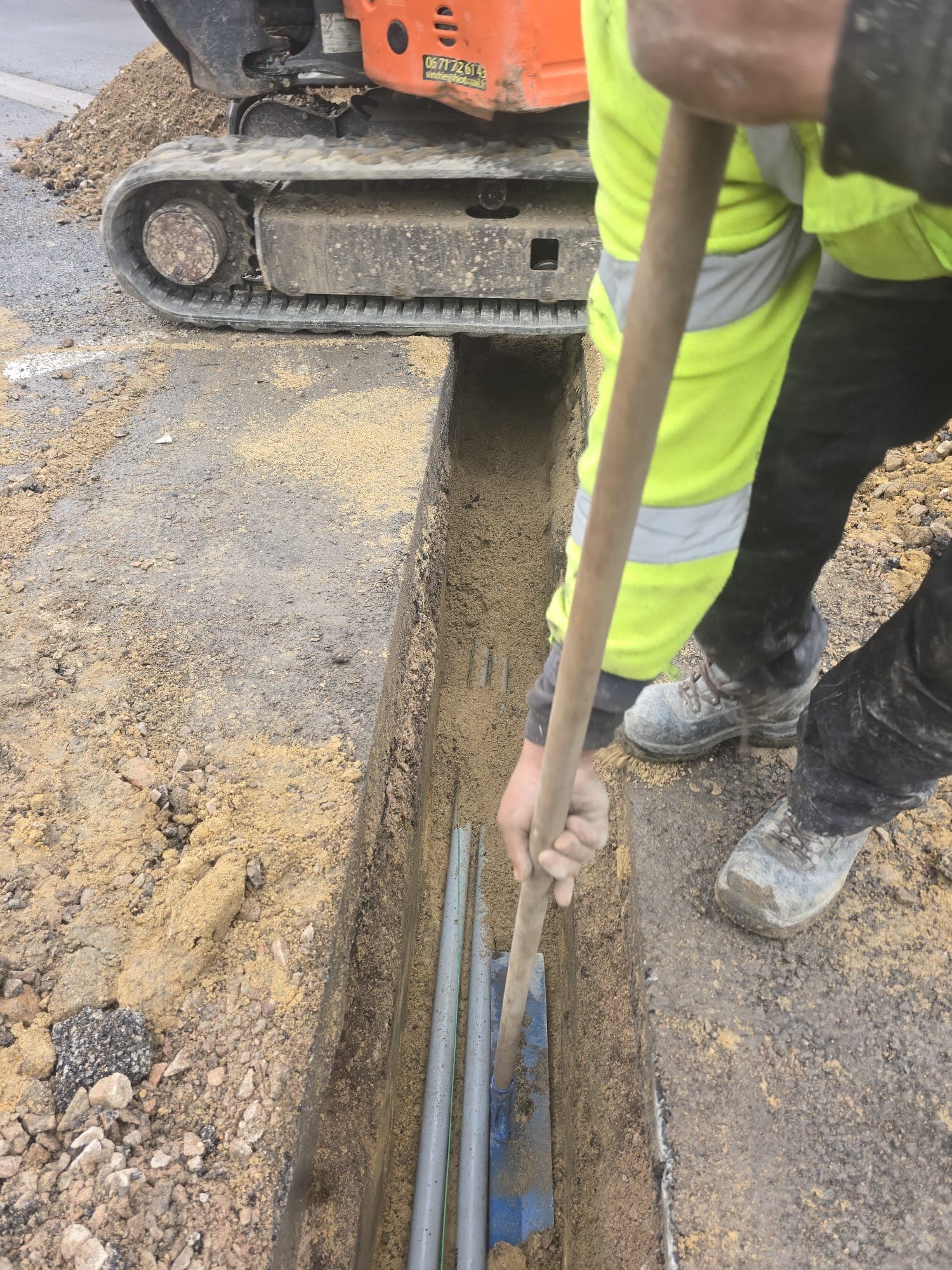 Technicien 2DY CONNECT en gilet haute visibilite pendant un aiguillage de cable fibre