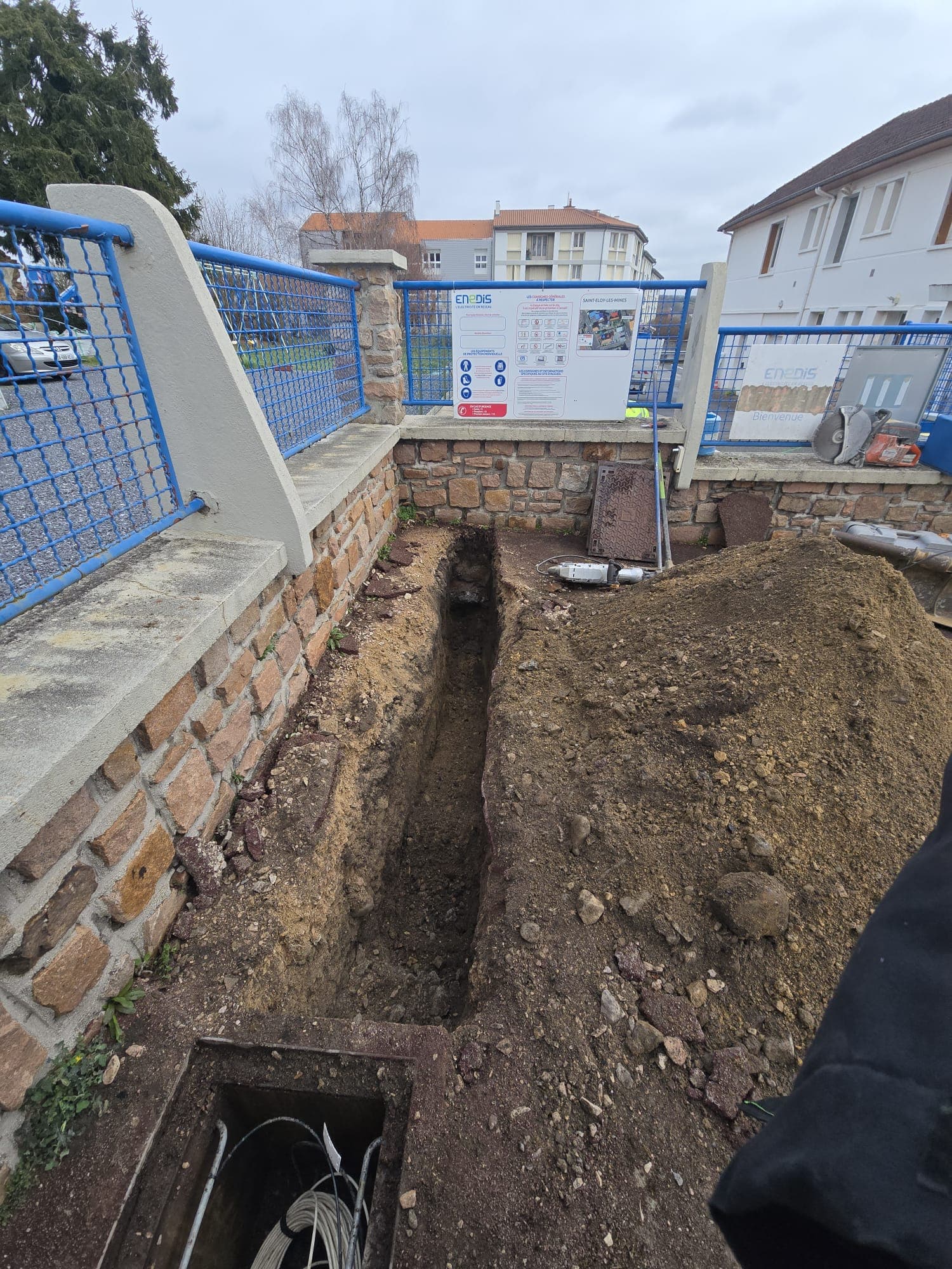 Tranchee avec regard ouvert sur un chantier ENEDIS