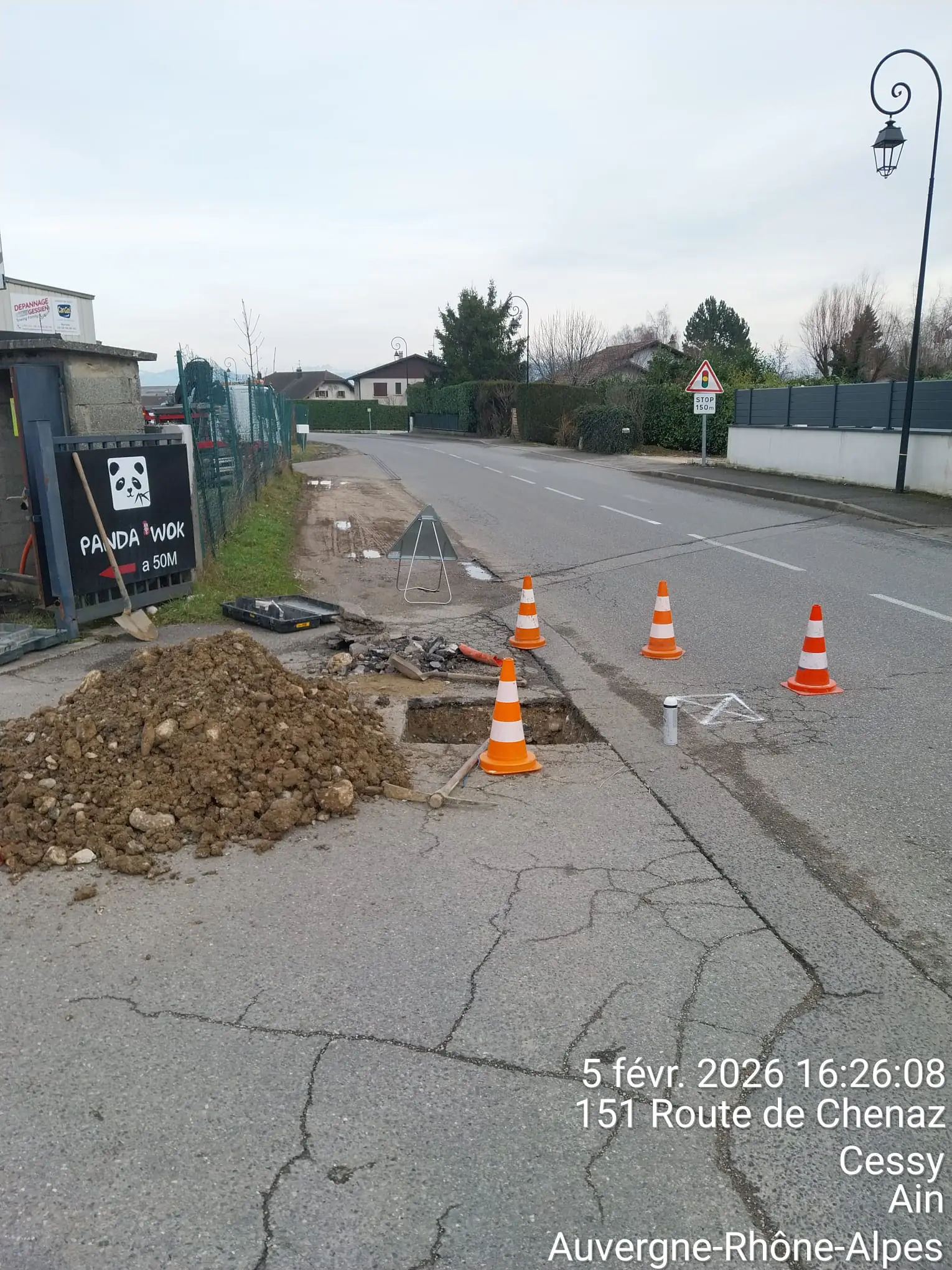 Chambre de tirage ouverte sur la voirie a Cessy, intervention FOURREAU TÉLÉCOM