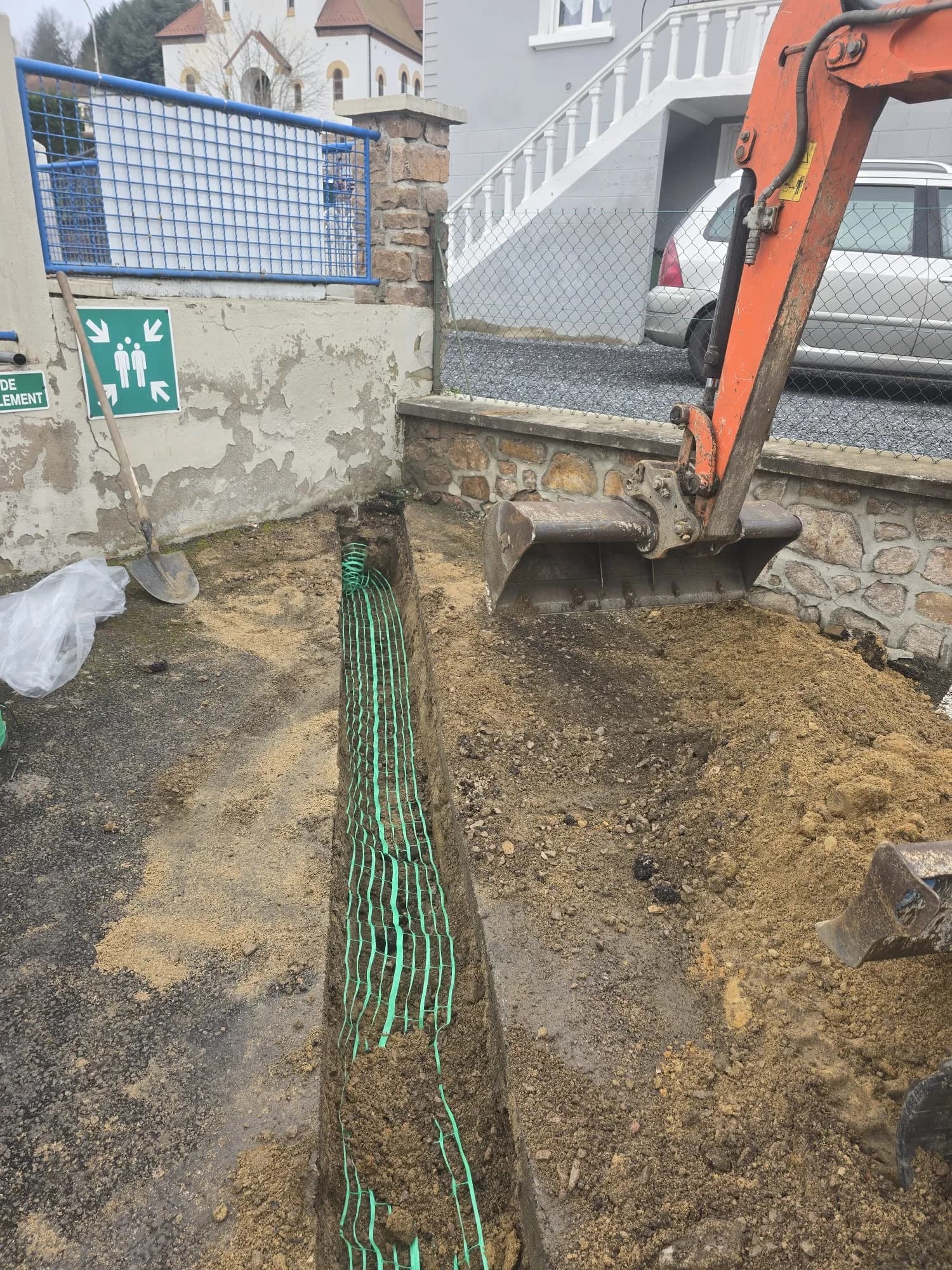 Mini-pelle Hitachi orange en action sur un chantier FOURREAU TÉLÉCOM