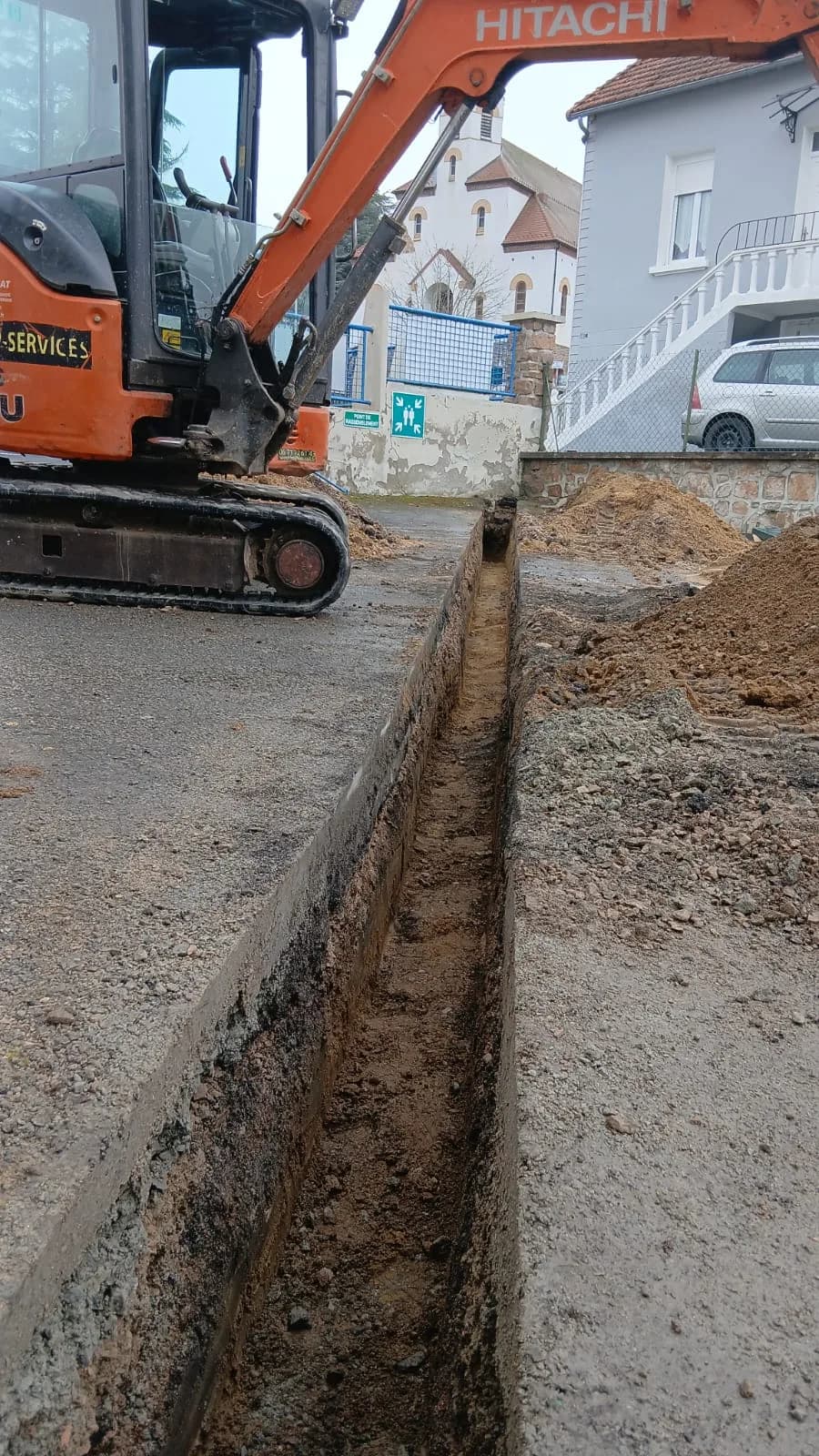 Chantier de raccordement fibre optique FOURREAU TÉLÉCOM avec pelle Hitachi dans un village d'Auvergne-Rhône-Alpes
