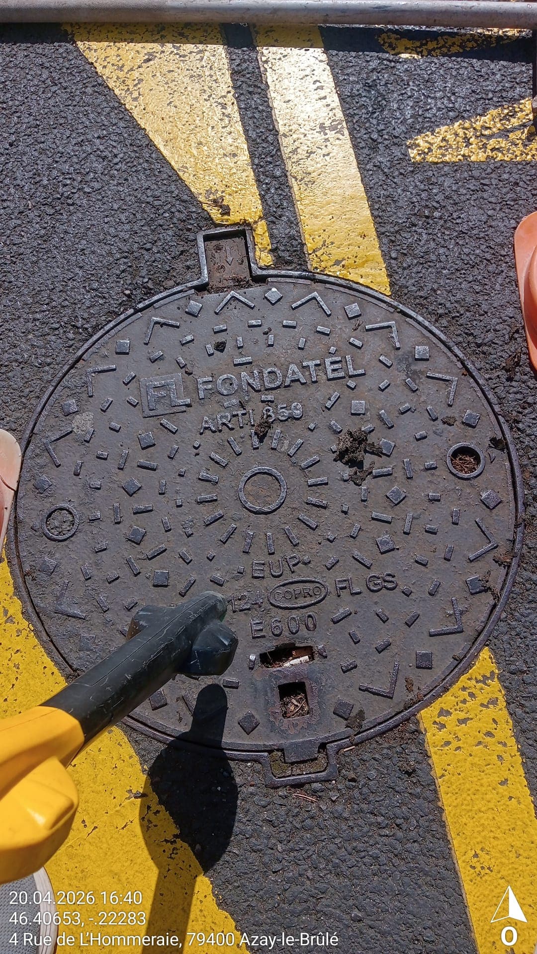 Regard FONDATEL retrouve sur enrobe de voirie, intervention 2DY CONNECT