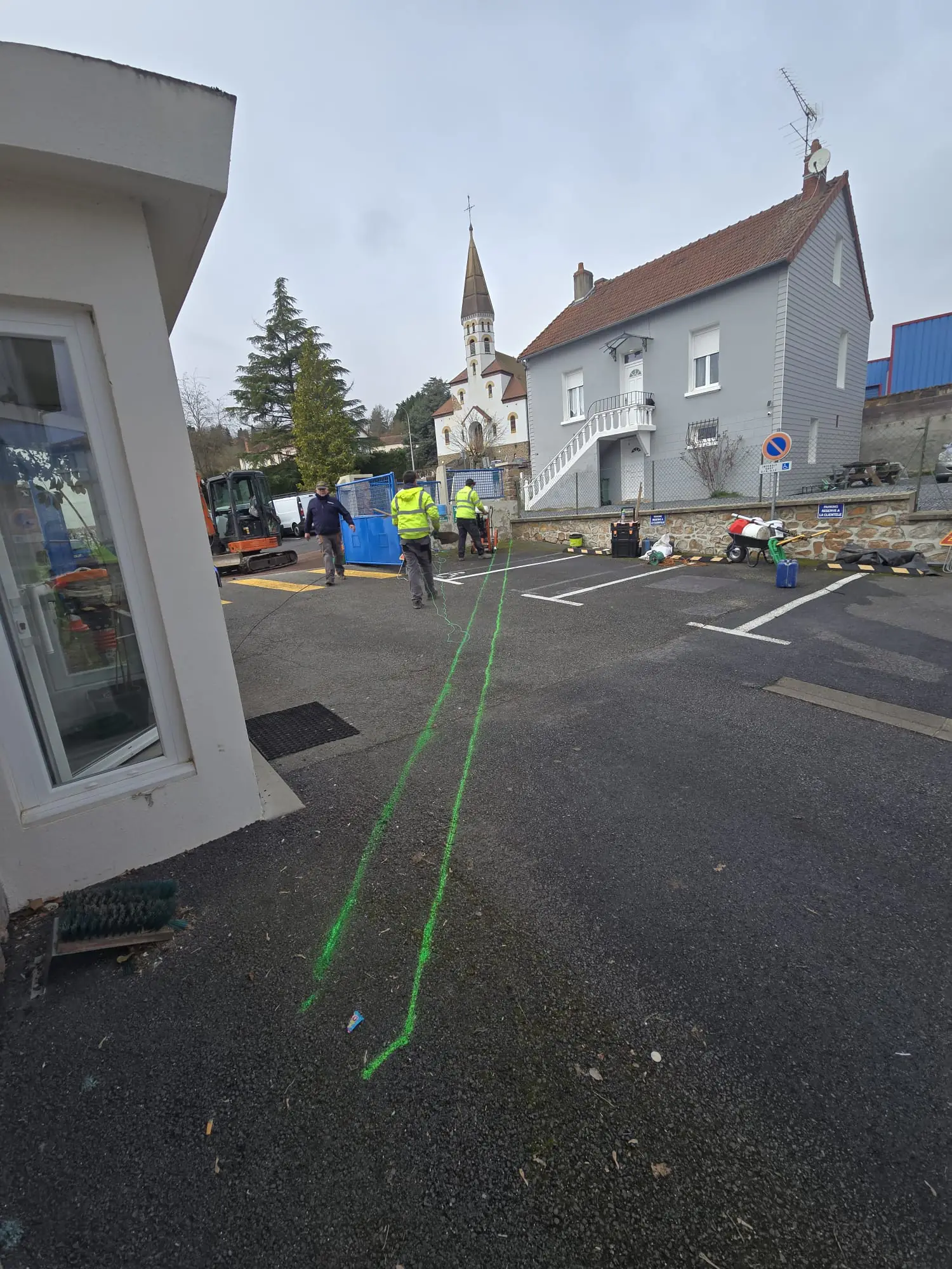 Marquage au sol vert sur place de village, reperage du fourreau et du regard