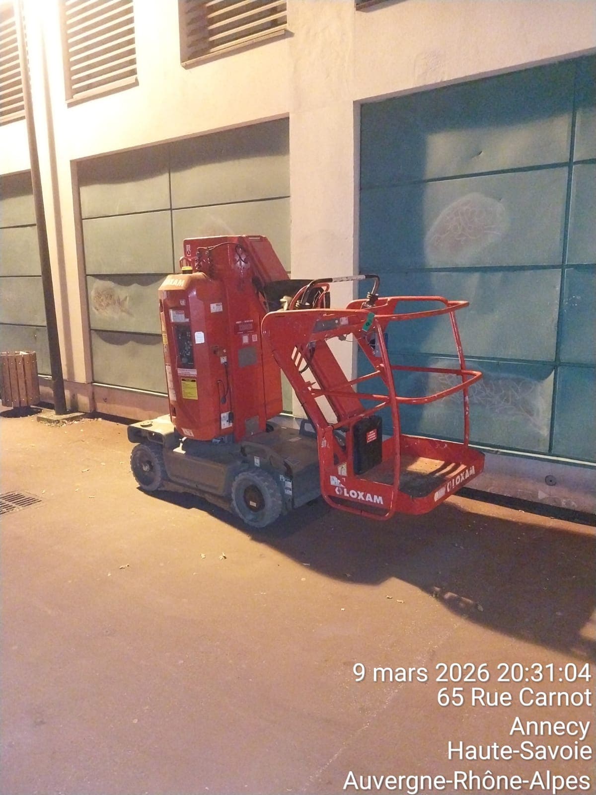 Nacelle elevatrice positionnee pour reparation de cable fibre en hauteur a Annecy