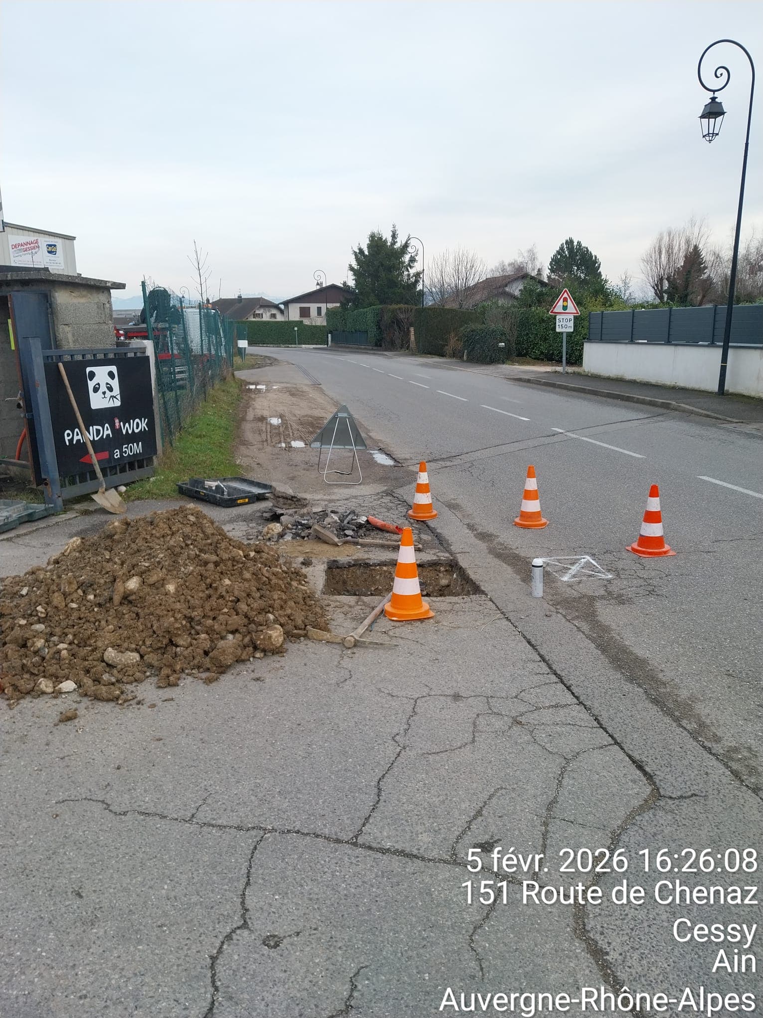 Intervention sur une chambre de tirage en bord de route, signalisation par cones