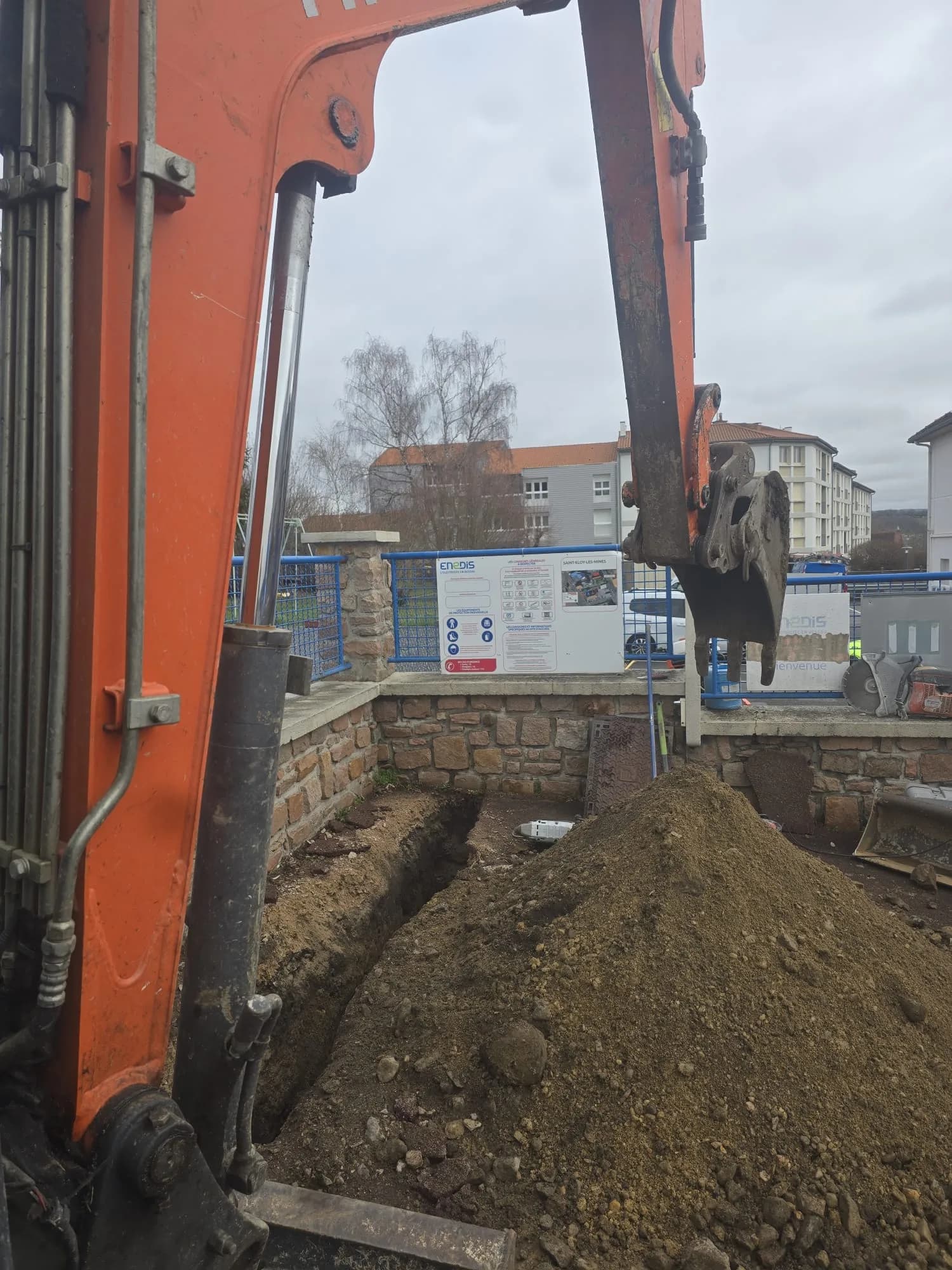 Équipe FOURREAU TÉLÉCOM sur un chantier de tranchée fibre avec pelle Hitachi orange